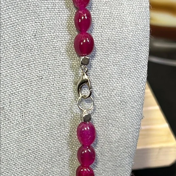 Elegant Pink and Black Beaded Necklace - Picture 2 of 3